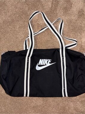Nike Heritage Duffel Sports / Travel Bag